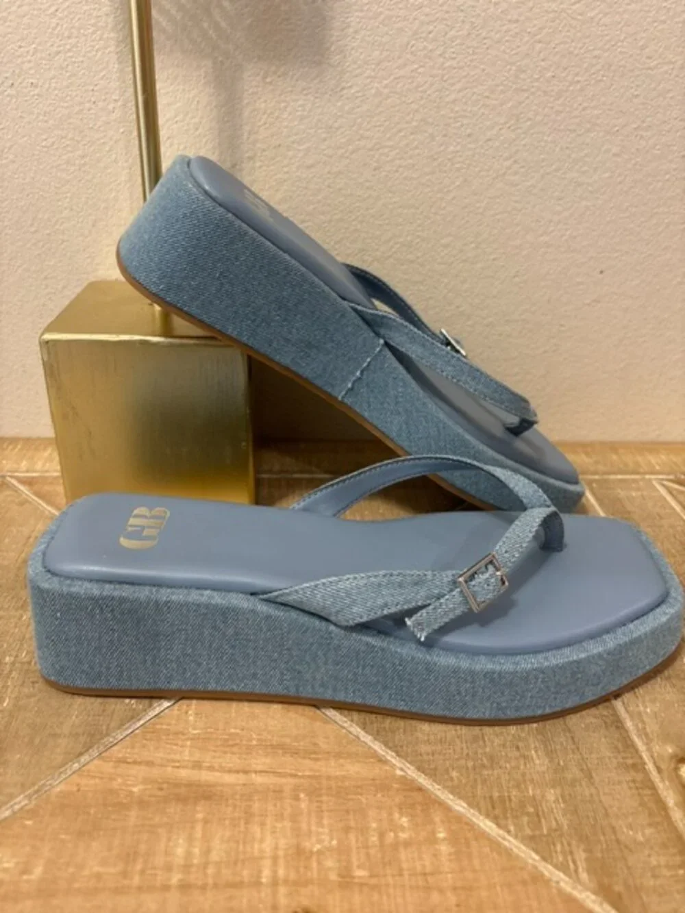 NWOT GB Gianni Bini Platform Thong Sandals Light Blue Denim Size 8.5